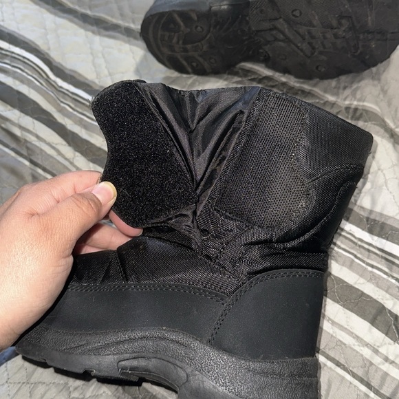 World Famous Sports Kids Youth Black Snow Boots Velcro Closing - Winter Boots - Picture 5 of 7